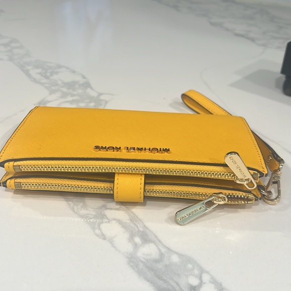 💛Cute. Michel Kors WRISTLET. - Picture 7 of 16